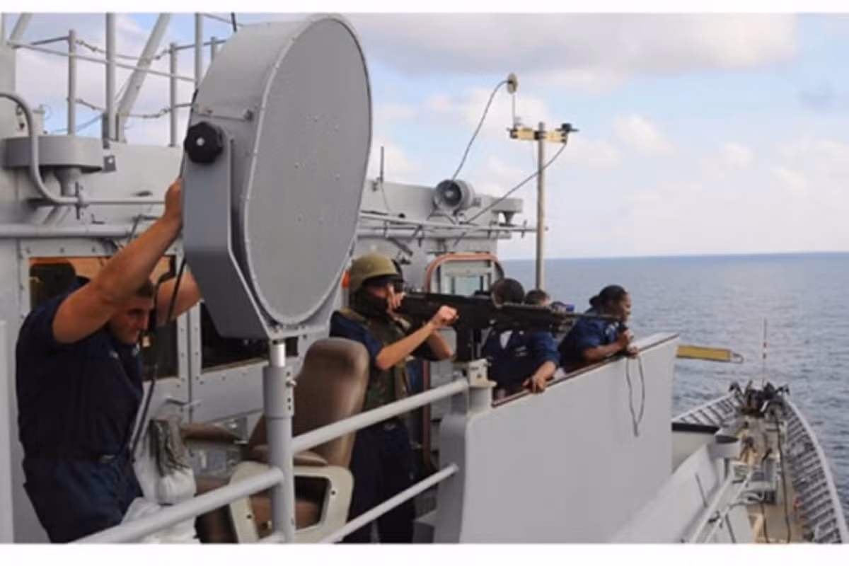 Khác với những thiết bị được chế tạo trước đó, LRAD rất cơ động với trọng lượng chỉ 20kg và đường kính khi lắp đặt là 83cm. Năm 2005, cướp biển Somalia quyết định cướp tàu du lịch Seabourn Spirit đang chở 151 hành khách.