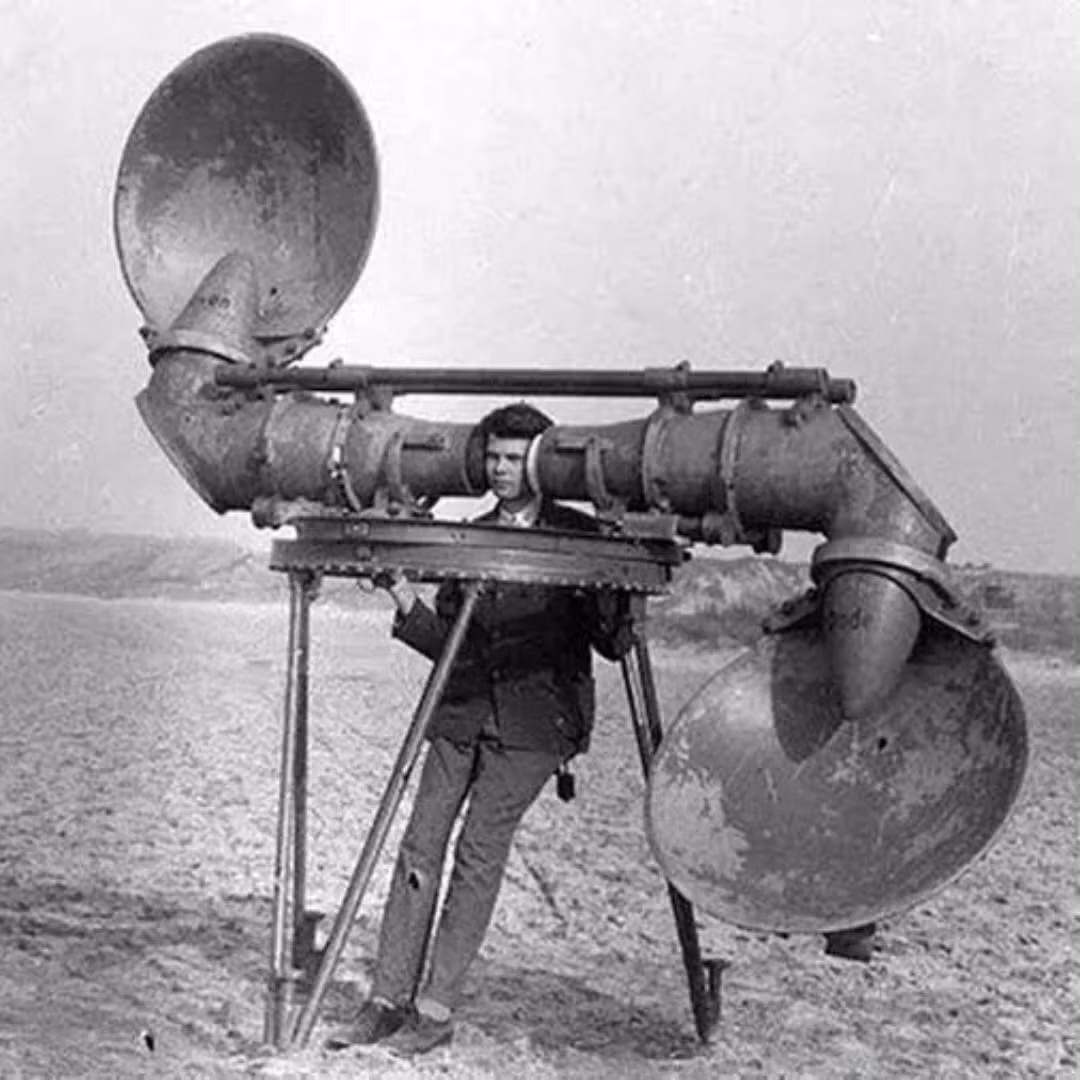 Ngay trong hai cuộc Chiến tranh thế giới thứ nhất và thứ hai, thiết bị đo sóng âm đã được sử dụng để nhận biết máy bay địch đang đến gần và xác định vị trí của các đội pháo binh.