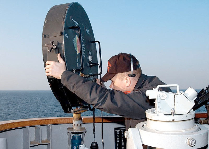 LRAD tạo ra áp suất âm thanh lên tới 162 dB ở khoảng cách một mét tính từ thiết bị. Mức âm thanh này gây nguy hiểm cho tai người. Để so sánh, âm thanh của còi báo cháy là 80-90 dB, trong khi tần số dao động âm thanh của hệ thống LRAD là 2.100 – 3.100 Hz.