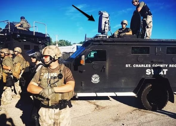 Âm thanh của thiết bị ảnh hưởng nghiêm trọng đến hệ thần kinh của con người, thậm chí có thể gây choáng một cách đau đớn. Bán kính phá hủy là từ 100m đến 300m, trong khi âm thanh có thể nghe thấy ở khoảng cách 9km. Một người càng ở cách xa hệ thống LRAD, thì tác động của âm thanh đối với người đó càng nhỏ.