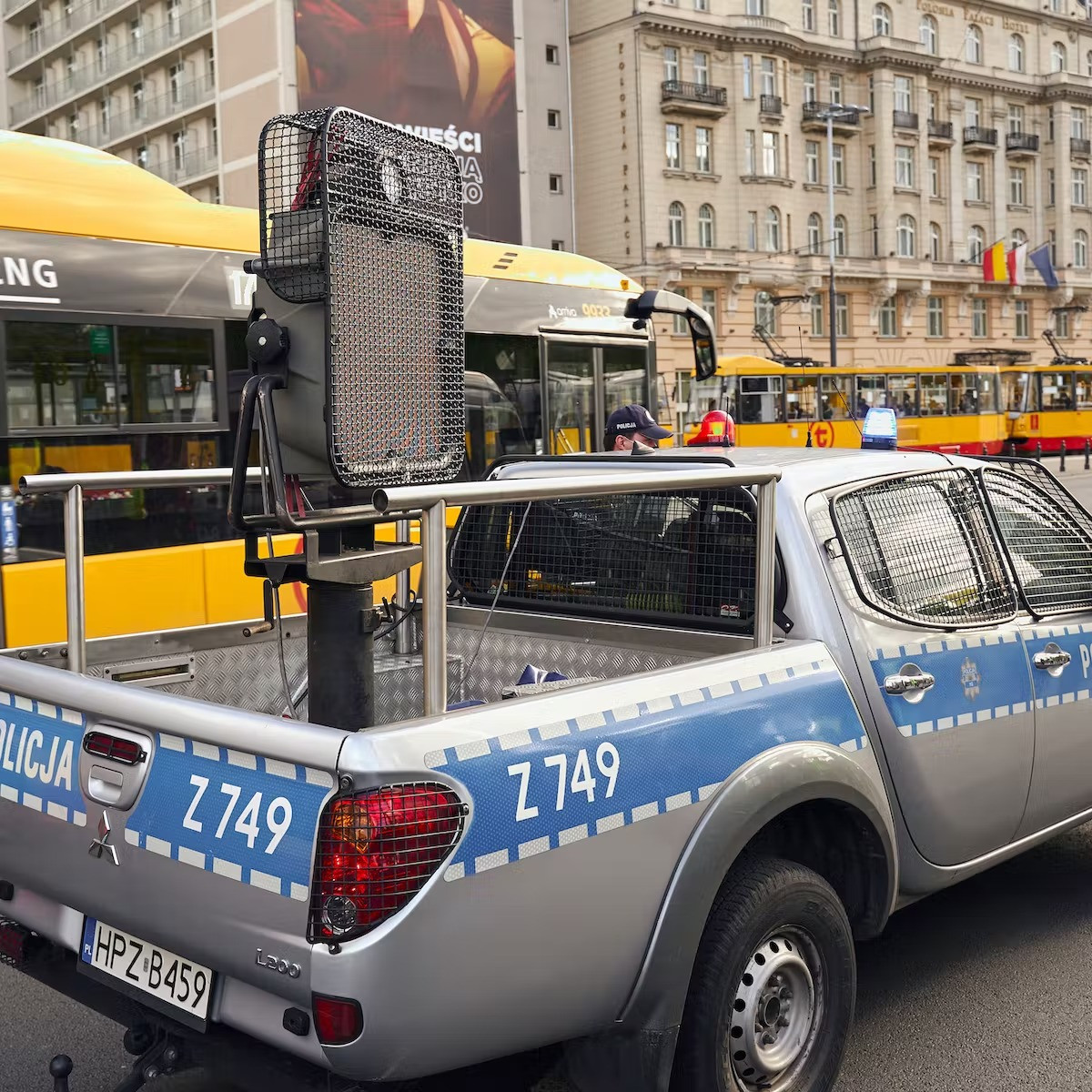 Vì vậy, vũ khí âm thanh đặc biệt thích hợp trong việc giải tán các cuộc biểu tình đông người, cũng như các cuộc mít tinh trái phép. Loại vũ khí âm thanh đầu tiên được sử dụng thành công là hệ thống âm thanh LRAD, được công ty American Technology Corp sản xuất vào năm 2000.