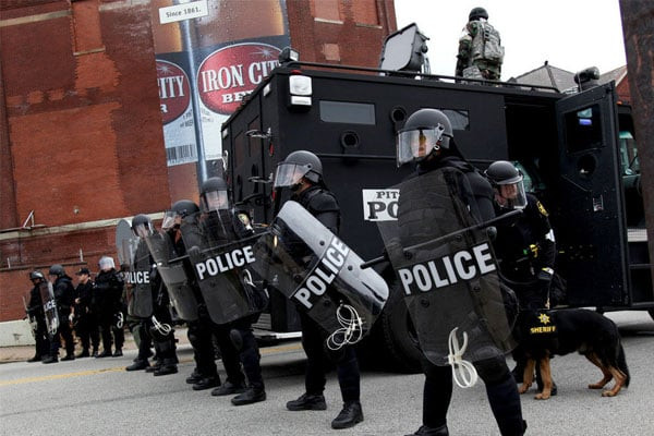 Sau Chiến tranh Lạnh, với sự lan rộng của các cuộc chiến tranh cục bộ (tại Iraq, Afghanistan, Somalia, Nam Tư), vũ khí âm thanh đã được sử dụng. Thực tế cho thấy, việc sử dụng không quân và vũ khí chiến đấu sẽ dẫn đến những tổn thất nặng nề cho dân thường.