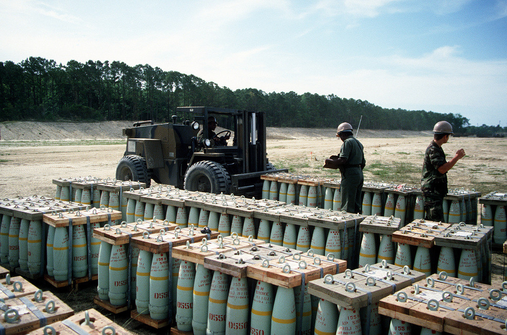 Trong khi đó, Khối Hiệp ước Warsaw do Liên Xô đứng đầu đã chọn cỡ nòng 152mm làm cỡ nòng tiêu chuẩn. Năm 1964, Mỹ, Anh, Đức và Italya đã ký một thỏa thuận giữa bốn nước, trong đó xác định rằng cỡ nòng 155mm sẽ là tiêu chuẩn kỹ thuật của lựu pháo cỡ nòng lớn thế hệ thứ hai.