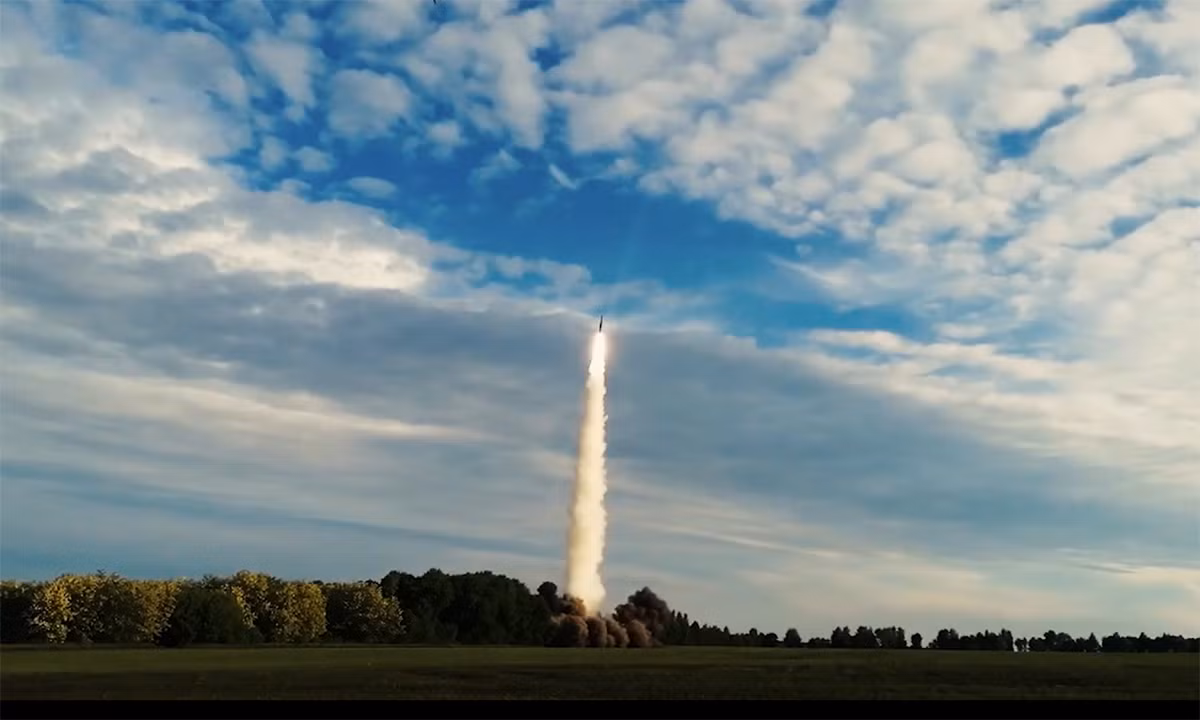Iskander có 2 phiên bản, loại chuyên dùng cho xuất khẩu là Iskander-E, loại trang bị cho quân đội Nga là Iskander-M. Phiên bản xuất khẩu Iskander-E có tầm bắn tối đa 280 km, tối thiểu 50 km và mang đầu đạn 480 kg.
