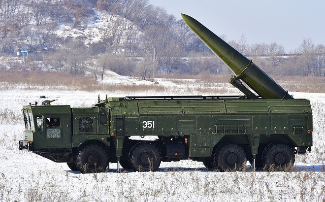 Tầm bắn của loại tên lửa này lên đến 500km và bán kính sai số dao động từ 5-7m. Iskander có thể mang được cả đầu đạn thường lẫn đầu đạn hạt nhân, thế nên đây là loại vũ khí được đánh giá rất là lợi hại, với khả năng xuyên thủng nhiều hệ thống tên lửa phòng thủ trên thế giới.