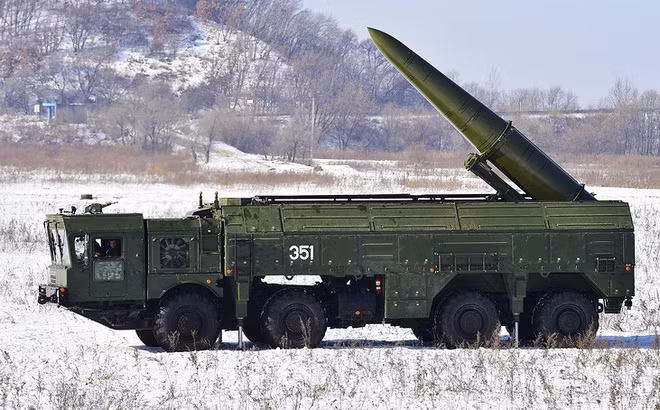 Tầm bắn của loại tên lửa này lên đến 500km và bán kính sai số dao động từ 5-7m. Iskander có thể mang được cả đầu đạn thường lẫn đầu đạn hạt nhân, thế nên đây là loại vũ khí được đánh giá rất là lợi hại, với khả năng xuyên thủng nhiều hệ thống tên lửa phòng thủ trên thế giới.