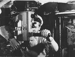 Khi đó, thuyền trưởng tàu Đức Ralf-Reimar Wolfram đang giương ống nhòm ngầm lên mặt nước để tìm kiếm những chiếc tàu của Đức đi ngang qua để xin hỗ trợ đưa tàu ngầm về căn cứ.