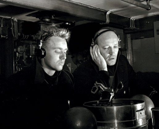 Chỉ huy tàu HMS Venturer mất 3 giờ đồng hồ để tính toán trước khi hành động - khoảng thời gian cần thiết để tàu Anh chắc chắn về đường đi zíc zắc cũng như các thông số di chuyển của tàu ngầm Đức.