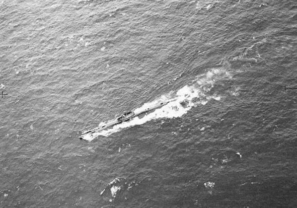 Cuộc truy đuổi vẫn tiếp tục diễn ra khá lâu. Trung úy Jimmy Launders muốn chờ cho tàu ngầm Đức nổi hẳn lên và khi đó mục tiêu sẽ dễ bị tấn công hơn.