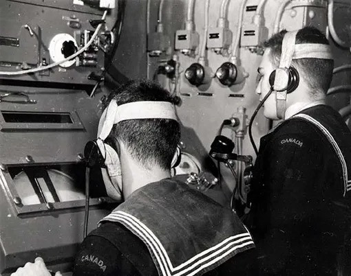 Khi đó, Trung úy Jimmy Launders quyết định không sử dụng sonar chủ động để tàu mình không bị phát hiện. Chừng khoảng 10 giờ sáng, các thủy thủ Anh với sự hỗ trợ của ống nhòm ngầm đã phát hiện tàu ngầm Đức.