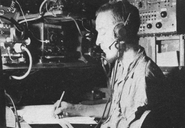 Căn cứ vào các thông tin nhận được sau đó, bằng cách thay đổi góc phương vị nhắm đến mục tiêu theo sự di chuyển của tàu mình, Launders bắt đầu ước tính được khoảng cách đến mục tiêu, cũng như tốc độ của tàu ngầm U-864 và qua đó dự báo được vị sắp tới của tàu Đức (điều này quyết định độ chính xác của phát bắn do ngư lôi cũng cần thời gian để bơi đến mục tiêu).