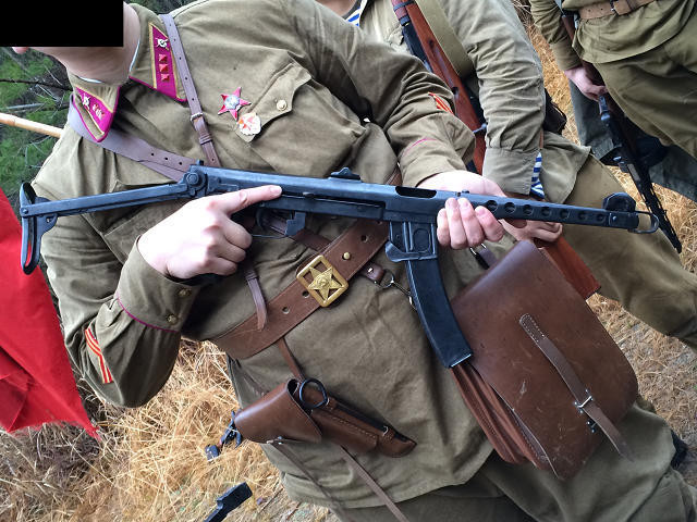 Đáng chú ý là không giống như các mô hình phương Tây, PPSh-41 có dùng gỗ cho thân và báng súng, mặc dù nó tăng tổng trọng lượng và không gấp báng súng được, nhưng dễ ngắm và giữ vũ khí tốt hơn khi bắn.