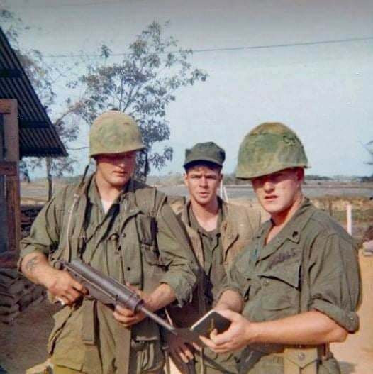 Ngay cả sau khi xuất hiện bản sửa đổi M3A1, trong đó cần lên đạn bị loại bỏ, thay vào đó người bắn dùng ngón tay đưa vào một lỗ ở khóa nòng và kéo nó về phía sau. Dù sao thì M3 đã không trở nên phổ biến hơn, nó chỉ được sử dụng khi cần thiết và sẵn sàng được thay đổi thành thứ gì đó thuận tiện hơn càng sớm càng tốt.