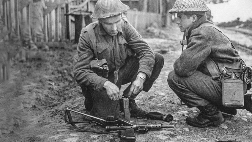 Sten được sản xuất dưới dạng một số phiên bản, có báng súng và vỏ che nòng khác nhau. Đáng chú ý nhất là các mẫu Mk IIS (giảm thanh) và Mk V có báng gỗ, tay nắm bóp cò và tay cầm phía trước.