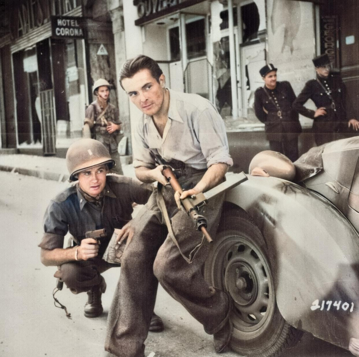 Mặc dù có vẻ ngoài khó coi, Sten đã được chấp nhận trong quân đội và chúng đã được sử dụng thành công trong suốt cuộc chiến bởi cả những người lính của Khối thịnh vượng chung và quân kháng chiến trong các lãnh thổ bị chiếm đóng, mặc dù không phải là không có nhược điểm.