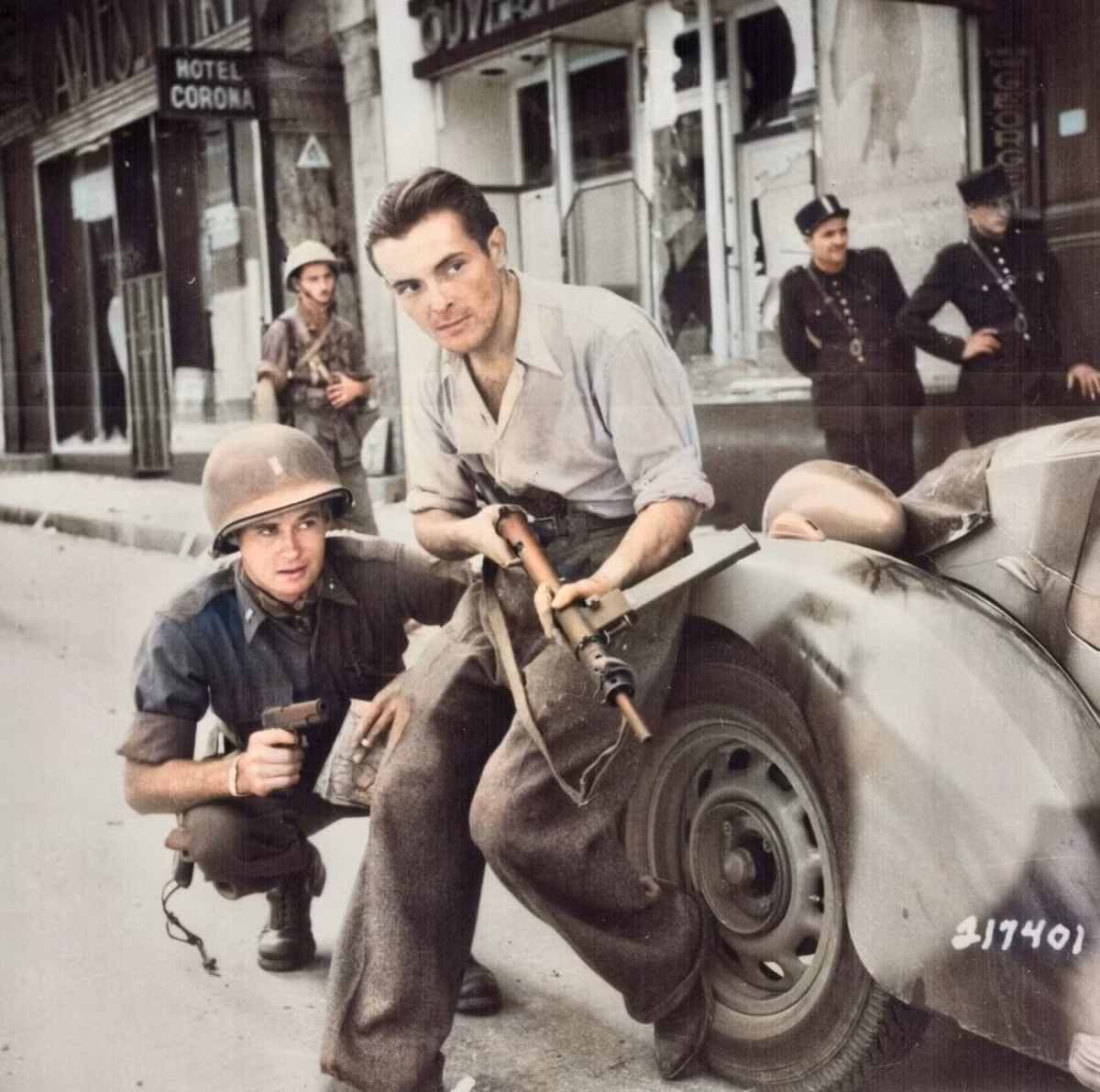 Mặc dù có vẻ ngoài khó coi, Sten đã được chấp nhận trong quân đội và chúng đã được sử dụng thành công trong suốt cuộc chiến bởi cả những người lính của Khối thịnh vượng chung và quân kháng chiến trong các lãnh thổ bị chiếm đóng, mặc dù không phải là không có nhược điểm.