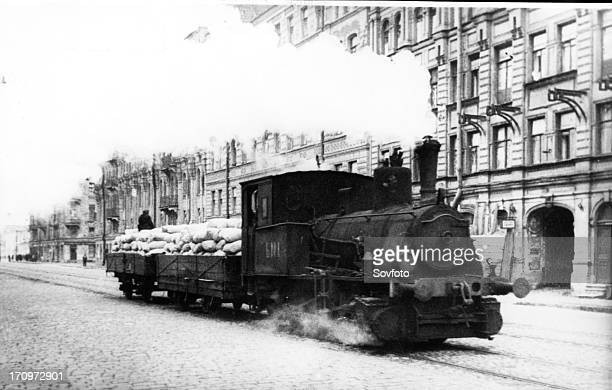 Ngay sau đó, Chính phủ Liên Xô quyết định xây dựng một tuyến đường sắt dài 36km. Mặc dù trong khu vực mới chiếm lại được vẫn còn đầy mìn, bom đạn chưa nổ và thời tiết giá buốt, song chỉ sau 15 ngày, tuyến đường sắt này đã đi vào hoạt động.