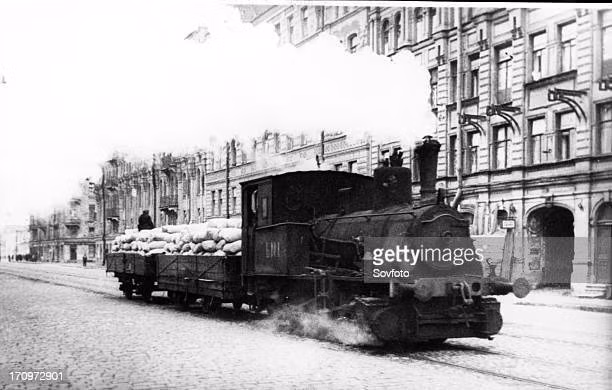 Ngay sau đó, Chính phủ Liên Xô quyết định xây dựng một tuyến đường sắt dài 36km. Mặc dù trong khu vực mới chiếm lại được vẫn còn đầy mìn, bom đạn chưa nổ và thời tiết giá buốt, song chỉ sau 15 ngày, tuyến đường sắt này đã đi vào hoạt động.