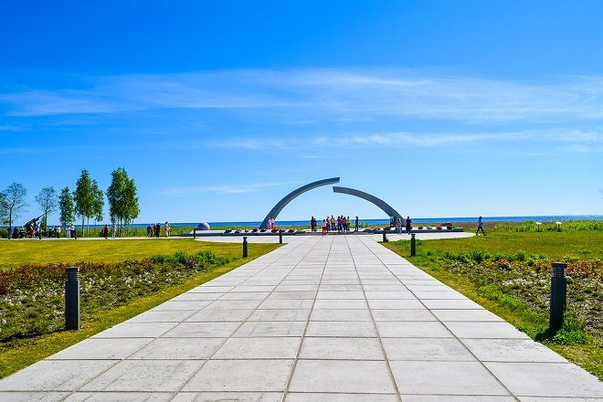 Ngày nay, trên đường dốc Vaganovo dẫn đến hồ Ladoga, có một tượng đài gồm hai nửa vòm cuốn không khép kín, khoảng trống nhỏ tượng trưng cho con đường nhỏ vượt vòng phong tỏa mà người dân Leningrad đã phải chịu đựng 872 ngày đêm với bao hi sinh, tổn thất. Đây chính là chỗ mở đầu cho “con đường sống”, một con đường không có tiền lệ trong chiến tranh.