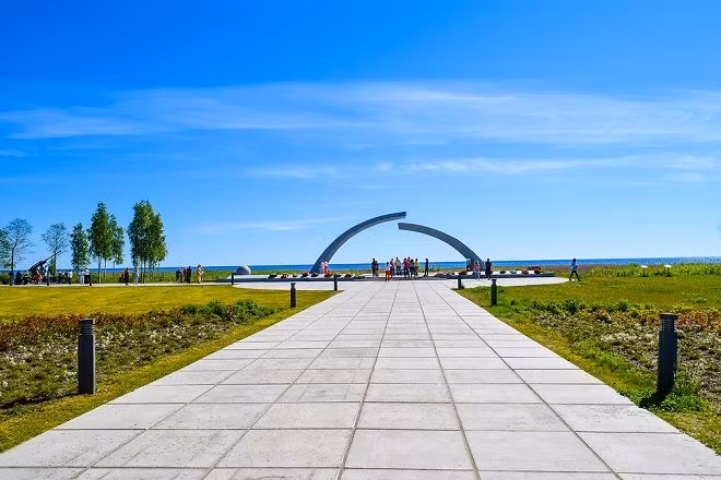 Ngày nay, trên đường dốc Vaganovo dẫn đến hồ Ladoga, có một tượng đài gồm hai nửa vòm cuốn không khép kín, khoảng trống nhỏ tượng trưng cho con đường nhỏ vượt vòng phong tỏa mà người dân Leningrad đã phải chịu đựng 872 ngày đêm với bao hi sinh, tổn thất. Đây chính là chỗ mở đầu cho “con đường sống”, một con đường không có tiền lệ trong chiến tranh.