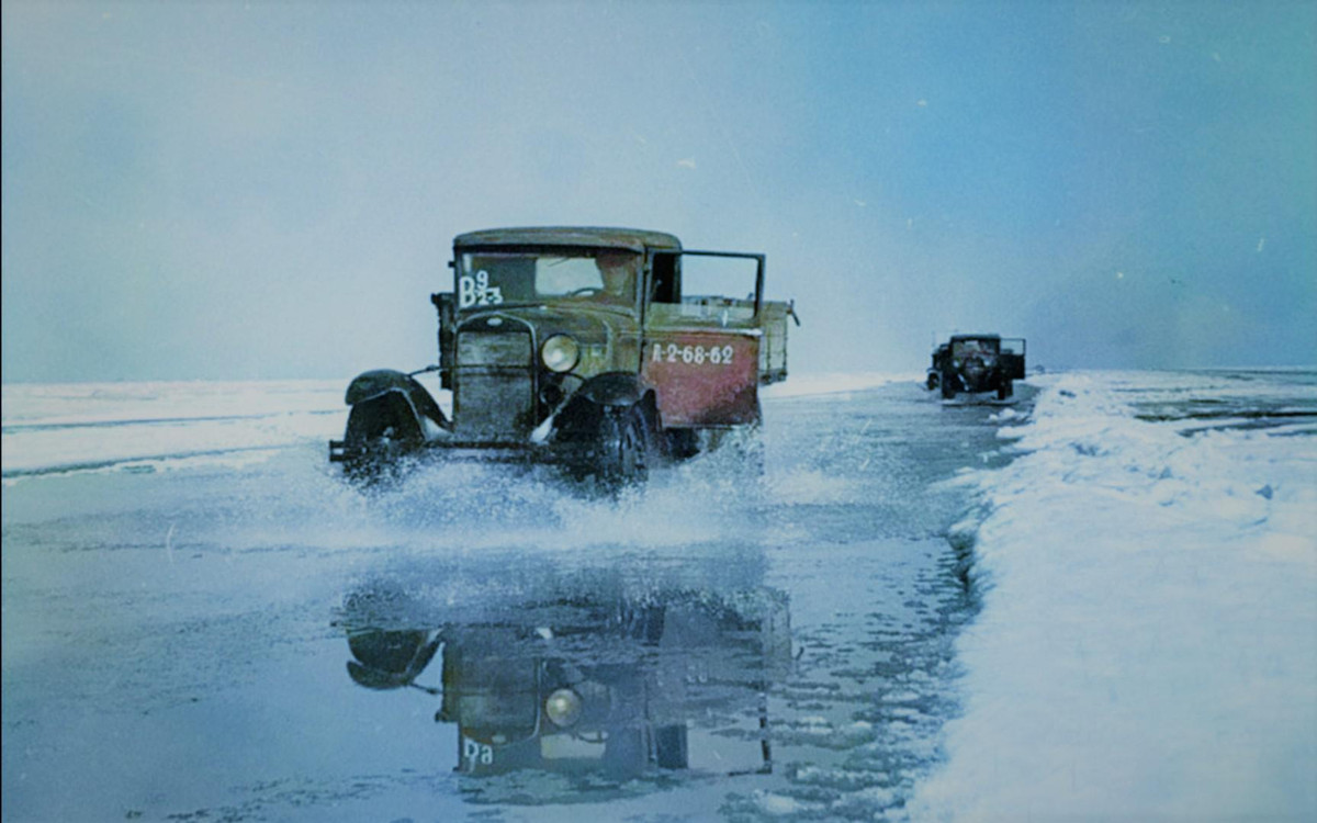 Đầu tháng 6/1942, thành phố nhận được những tấn dầu hỏa đầu tiên qua một đường ống dài 25 km đặt ngầm dưới đáy hồ Ladoga. Cuối tháng 7/1942, nguồn điện của nhà máy thủy điện Volkhov vừa được khôi phục đã đến được với Leningrad qua một đường cáp điện cũng đặt ngầm dưới hồ.