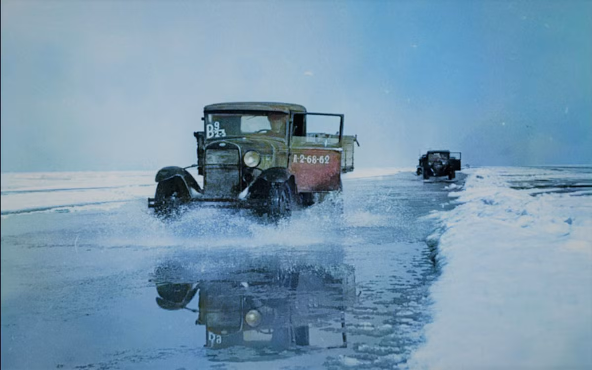 Đầu tháng 6/1942, thành phố nhận được những tấn dầu hỏa đầu tiên qua một đường ống dài 25 km đặt ngầm dưới đáy hồ Ladoga. Cuối tháng 7/1942, nguồn điện của nhà máy thủy điện Volkhov vừa được khôi phục đã đến được với Leningrad qua một đường cáp điện cũng đặt ngầm dưới hồ.