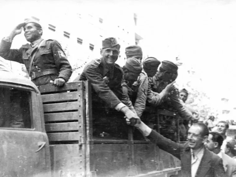 Các Quân đoàn số 1, số 2 của Romania (đang hình thành) và những gì còn lại của các Quân đoàn số 3 và 4 đã theo lệnh của Nhà vua để bảo vệ Romania trước bất kỳ cuộc tấn công nào của quân Đức. Vua Michael đề nghị đưa Quân đội Romania, lúc đó có sức mạnh gần 1.000.000 người, vào phe Đồng minh.