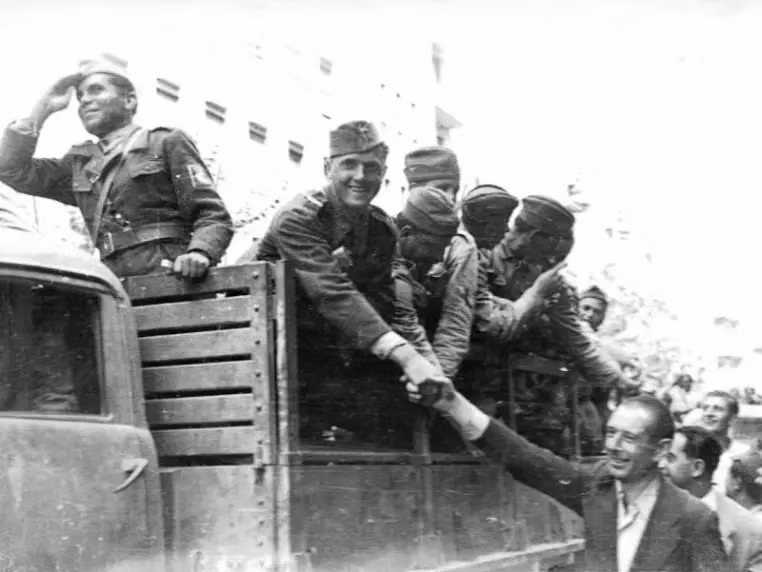 Các Quân đoàn số 1, số 2 của Romania (đang hình thành) và những gì còn lại của các Quân đoàn số 3 và 4 đã theo lệnh của Nhà vua để bảo vệ Romania trước bất kỳ cuộc tấn công nào của quân Đức. Vua Michael đề nghị đưa Quân đội Romania, lúc đó có sức mạnh gần 1.000.000 người, vào phe Đồng minh.