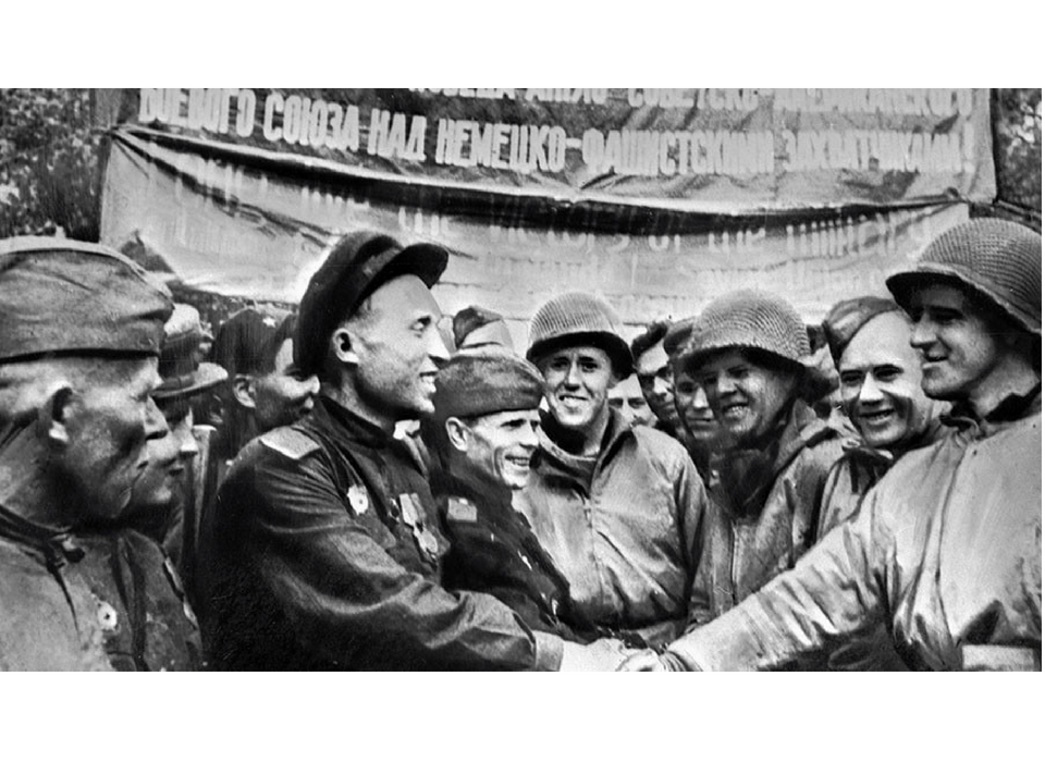 Trong Hội nghị Moscow vào tháng 10/1944, Winston Churchill, Thủ tướng Vương quốc Anh, đã đề xuất một thỏa thuận với nhà lãnh đạo Liên Xô Joseph Stalin về cách chia Đông Âu thành các vùng ảnh hưởng sau chiến tranh. Liên Xô được đề nghị chia 90% ảnh hưởng ở Romania.