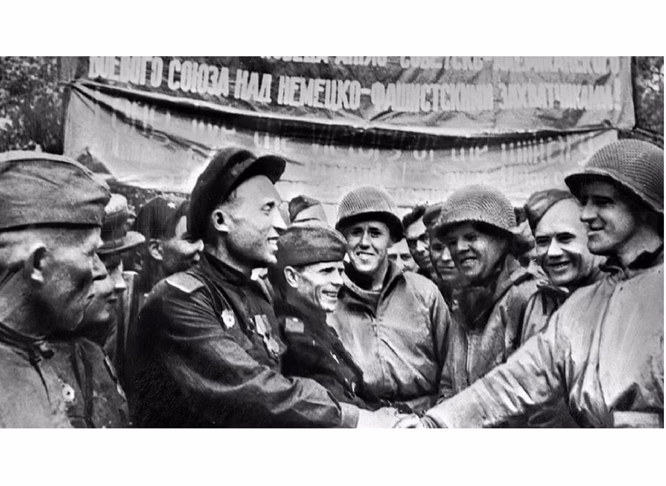 Trong Hội nghị Moscow vào tháng 10/1944, Winston Churchill, Thủ tướng Vương quốc Anh, đã đề xuất một thỏa thuận với nhà lãnh đạo Liên Xô Joseph Stalin về cách chia Đông Âu thành các vùng ảnh hưởng sau chiến tranh. Liên Xô được đề nghị chia 90% ảnh hưởng ở Romania.