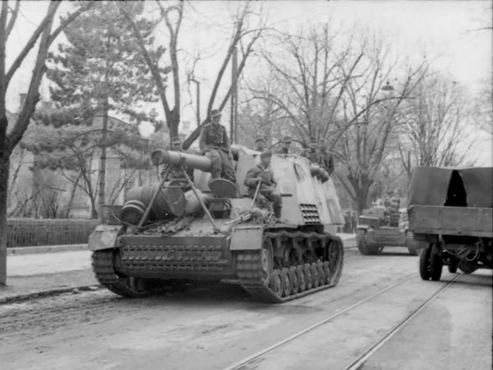 Sau đó, nhà vua đề nghị rút lui không đối đầu với đại sứ Đức Manfred von Killinger. Nhưng người Đức coi cuộc đảo chính là "có thể đảo ngược" và cố gắng xoay chuyển tình thế bằng vũ lực quân sự.