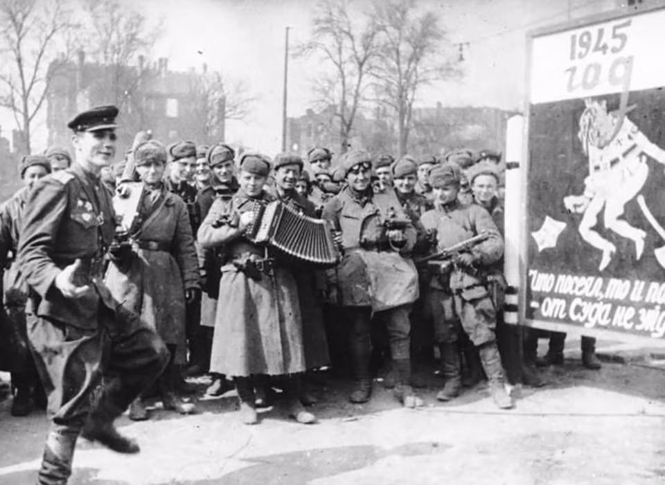 Theo Hiệp ước Paris năm 1947, Đồng minh không thừa nhận Romania là một quốc gia hiếu chiến mà thay vào đó áp dụng thuật ngữ "đồng minh của nước Đức" cho tất cả các nước nhận các quy định của hiệp ước. Giống như Phần Lan, Romania đã phải trả 300 triệu đô la cho Liên Xô để bồi thường chiến tranh.