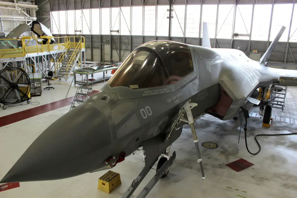 Điều này khiến F-35 trở thành chiếc máy bay có tỷ lệ sẵn sàng chiến đấu thuộc hàng thấp nhất trong quân đội Mỹ, chỉ kém đối thủ nặng ký hơn là máy bay chiến đấu F- 22 Raptor, chiếc máy bay này cũng liên tục dẫn đầu về tình trạng “nằm sân” do các vấn đề kỹ thuật.