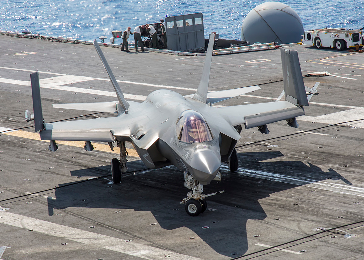 Lầu Năm Góc đã nhiều lần nhấn mạnh rằng máy bay chiến đấu F-35 có độ tin cậy kém và chi phí vận hành cao, có thể khiến quân đội không đủ khả năng chi trả để đạt được số lượng máy bay dự kiến mua ban đầu. Lực lượng Không quân Mỹ cũng đã xem xét cắt giảm các đơn đặt hàng F-35, trong năm 2023 sẽ cắt giảm 35% so với năm 2022.