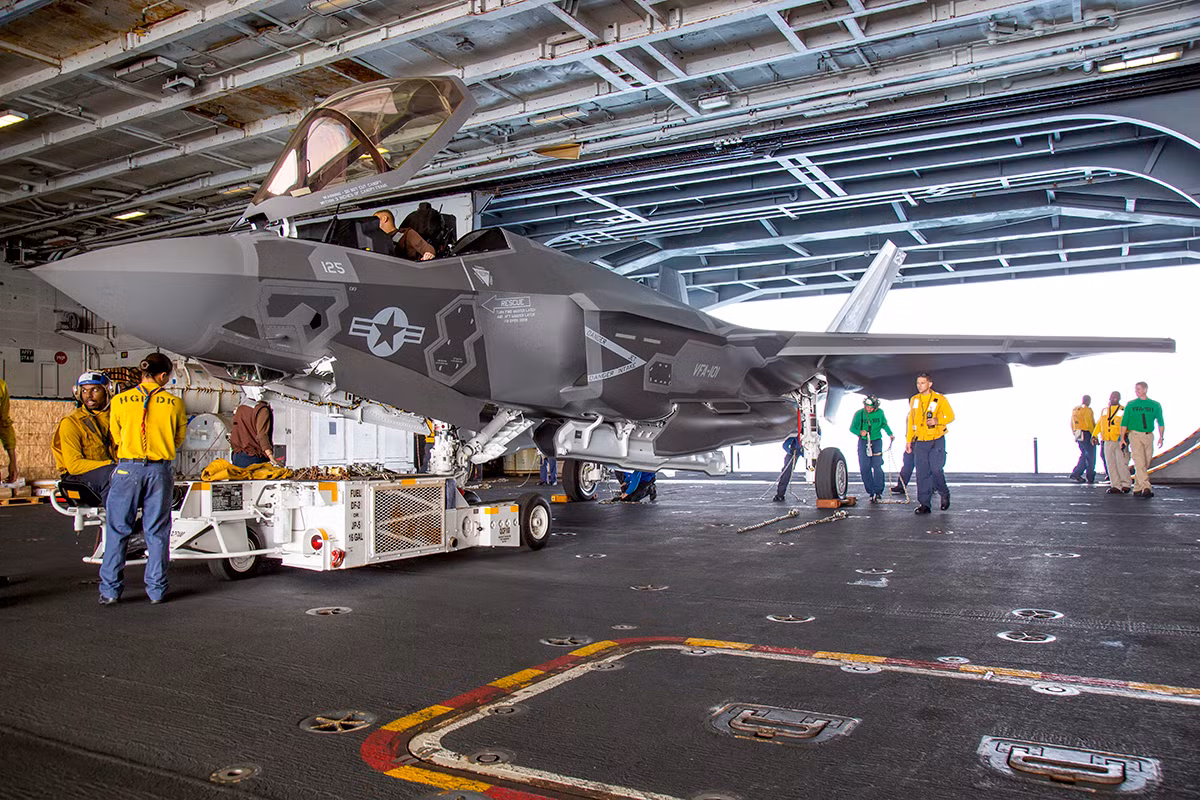 Trên cơ sở những thiếu sót nghiêm trọng, F-35 đã bị chỉ trích rất gay gắt, từ các cá nhân như giám đốc thử nghiệm vũ khí của Lầu Năm Góc Michael Gilmore và Đại úy Thủy quân lục chiến Dan Grazier, cho đến các tổ chức tư vấn quân sự như RAND Corporation và cả các tổ chức như Dự án Giám sát của Chính phủ.