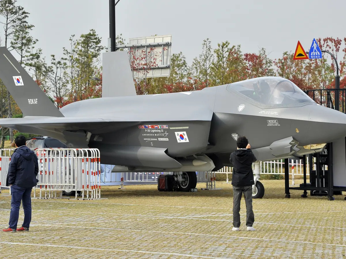 Các vấn đề với F-35 không chỉ giới hạn trong quân đội Mỹ, Ủy ban Quốc phòng Quốc gia Hàn Quốc tiết lộ vào tháng 10/2022 rằng các máy bay F-35 của nước này mắc 234 lỗi trong 18 tháng từ tháng 1/2021 đến tháng 6/2022. Khả năng chiến đấu của F-35 trong điều kiện căng thẳng trên Bán đảo Triều Tiên đã được các quan chức vào thời điểm đó đặt câu hỏi nghiêm túc.