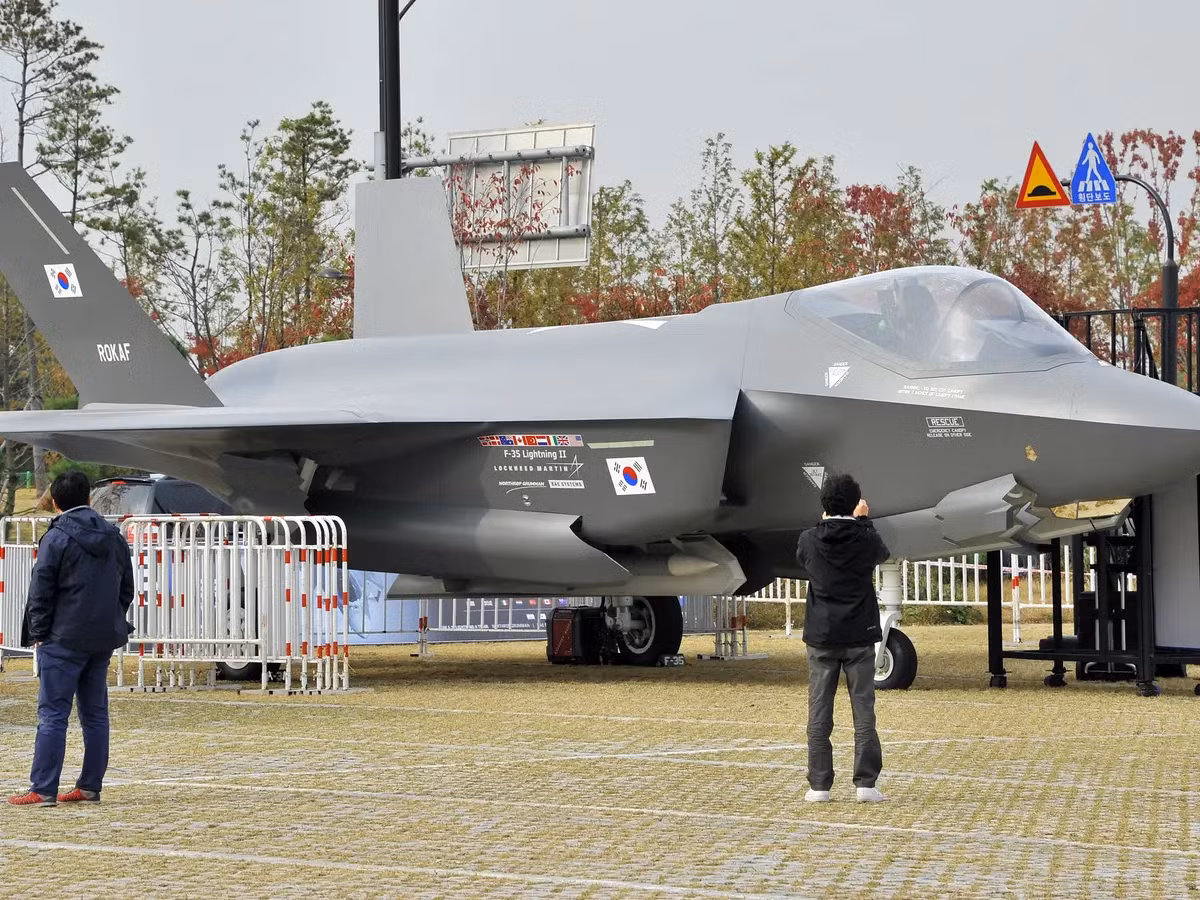 Các vấn đề với F-35 không chỉ giới hạn trong quân đội Mỹ, Ủy ban Quốc phòng Quốc gia Hàn Quốc tiết lộ vào tháng 10/2022 rằng các máy bay F-35 của nước này mắc 234 lỗi trong 18 tháng từ tháng 1/2021 đến tháng 6/2022. Khả năng chiến đấu của F-35 trong điều kiện căng thẳng trên Bán đảo Triều Tiên đã được các quan chức vào thời điểm đó đặt câu hỏi nghiêm túc.