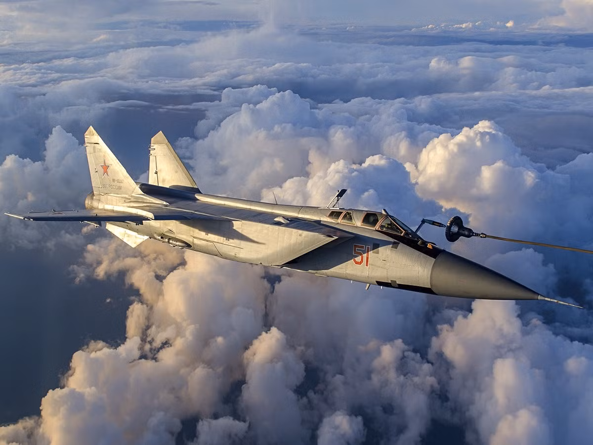 Với việc đưa vào hoạt động MiG-31 Foxhound, một máy bay đánh chặn tiên tiến hơn nhiều của Liên Xô được đưa vào sử dụng từ năm 1981, điều này cũng đã khiến các máy bay chiến đấu chiếm ưu thế trên không của Mỹ phải thay đổi rất nhiều để đối mặt với các mục tiêu tốc hiện đại như vậy.