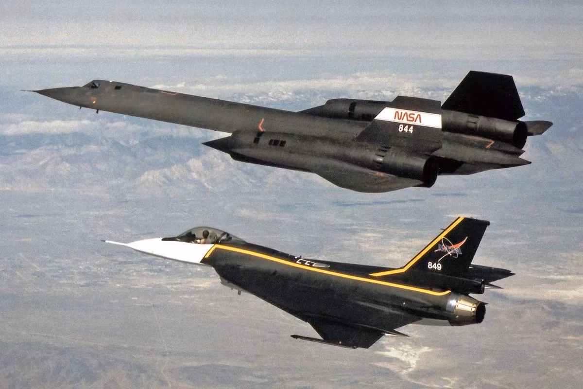 Các chuyên gia Mỹ đã sử dụng SR-71 trong vai trò mô phỏng khả năng bay của MiG-25 để cho các phi công F-14 và F-15 thực hành các thao tác chiến đấu như tìm kiếm, bám đuổi, khóa mục tiêu và sử dụng các chiến thuật để có thể hạ gục MiG-25.