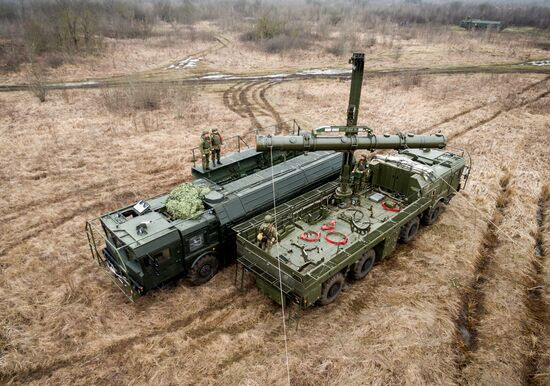 Tổng thống Belarus Alexander Lukashenko cũng thừa nhận rằng, từ lâu đã thảo luận về việc triển khai vũ khí hạt nhân chiến thuật của Nga trên lãnh thổ Belarus. Tổng thống Putin cũng nhấn mạnh rằng việc triển khai này một phần là phản ứng đối với việc Anh cung cấp đạn uranium nghèo cho Ukraine.