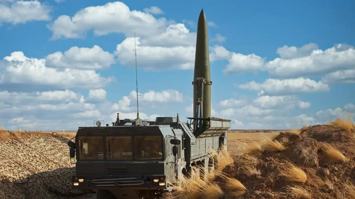 Đối mặt với sự chênh lệch sức mạnh quân sự ngày càng bất lợi từ những năm 1990, đặc biệt là trên không và trên biển, khiến Nga phải đầu tư mạnh vào một loạt các vũ khí phi đối xứng, cụ thể là tên lửa hành trình và đạn đạo di động cùng hệ thống phòng không và vũ khí hạt nhân.