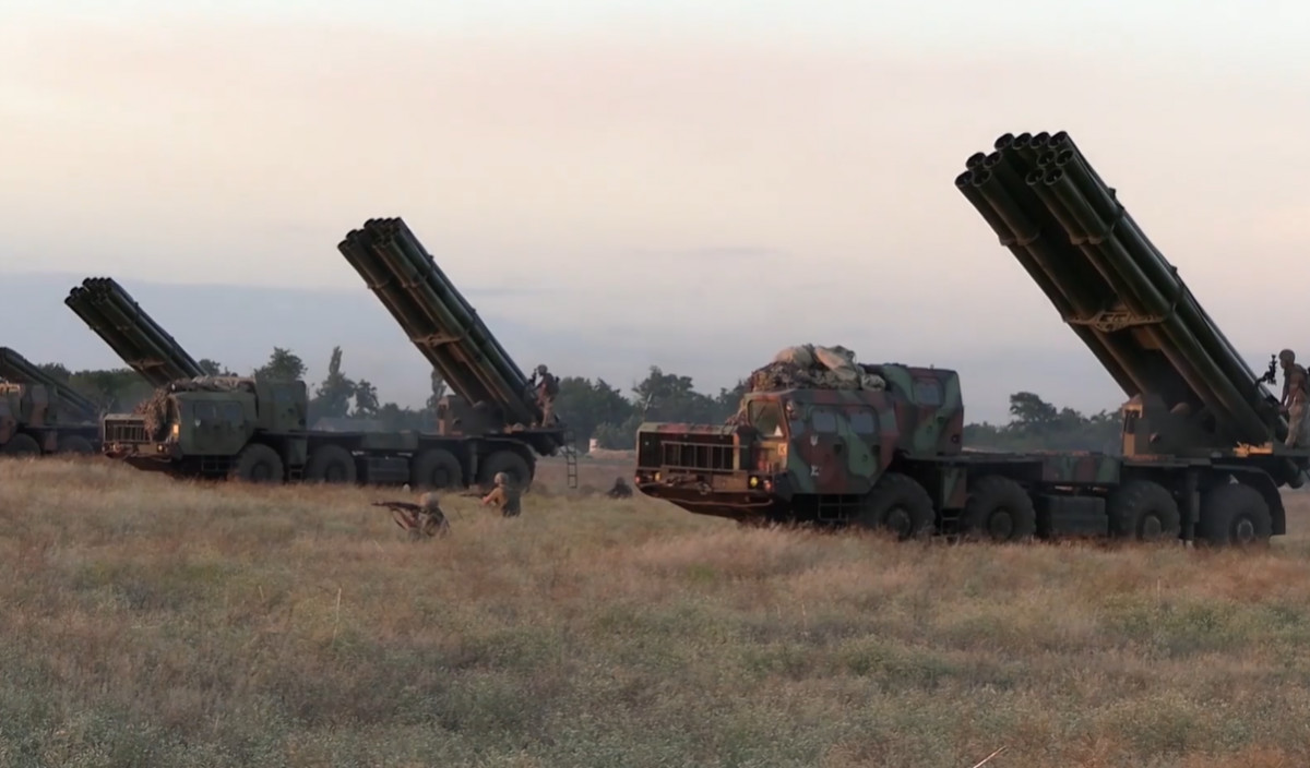 Vũ khí tiếp theo là hệ thống pháo phản lực phóng loạt (MLRS). Theo giới chuyên gia, vào khoảng từ tháng 5-7/2022, Nga đã đạt được bước tiến đáng kể trên chiến trường nhờ vào các hệ thống pháo phản lực phóng loạt hiện đại.