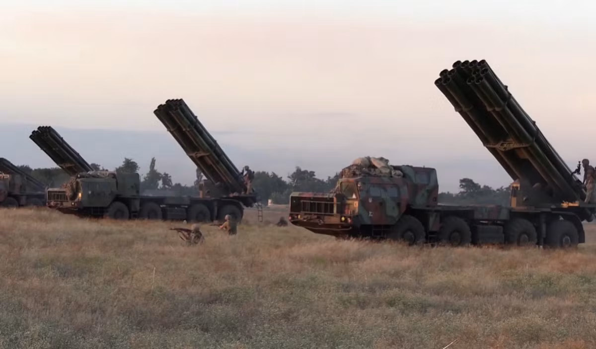 Vũ khí tiếp theo là hệ thống pháo phản lực phóng loạt (MLRS). Theo giới chuyên gia, vào khoảng từ tháng 5-7/2022, Nga đã đạt được bước tiến đáng kể trên chiến trường nhờ vào các hệ thống pháo phản lực phóng loạt hiện đại.