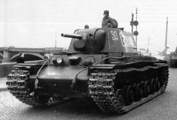 Cuoc cham tran dau tien giua linh Duc voi xe tang KV Lien Xo