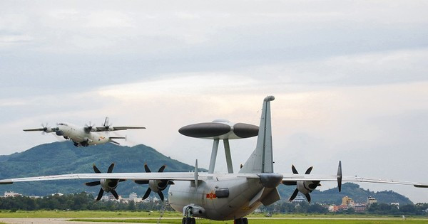 KJ-500 tự hào về những tiến bộ quan trọng so với những phương tiện tiền nhiệm của nó, bao gồm lợi ích từ những cải tiến trong công nghệ liên kết dữ liệu và radar AESA của Trung Quốc, đồng thời có khả năng theo dõi 100 mục tiêu cùng lúc.