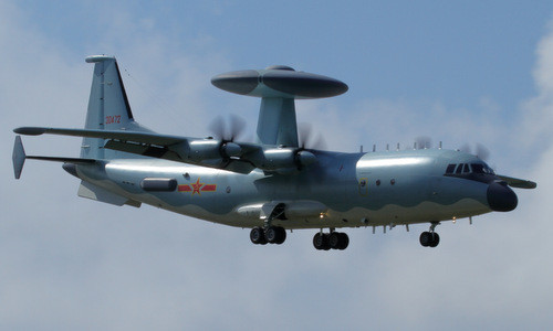 KJ-500 được phát triển dựa trên máy bay vận tải 4 động cơ cánh quạt Shaanxi Y-9 bản địa, điều này giúp dễ dàng trong bảo trì cũng như chi phí vận hành tương đối thấp so với khung máy bay Il-76 lớn hơn của Nga vốn được sử dụng làm cơ sở để phát triển chiếc KJ-2000 trước đó.