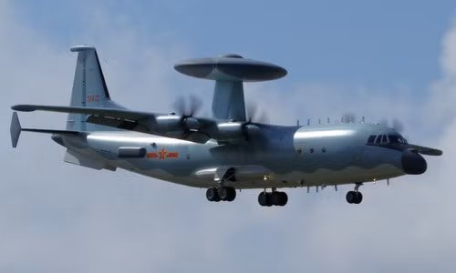 KJ-500 được phát triển dựa trên máy bay vận tải 4 động cơ cánh quạt Shaanxi Y-9 bản địa, điều này giúp dễ dàng trong bảo trì cũng như chi phí vận hành tương đối thấp so với khung máy bay Il-76 lớn hơn của Nga vốn được sử dụng làm cơ sở để phát triển chiếc KJ-2000 trước đó.