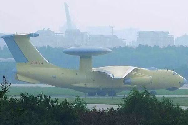 Ngay sau đó Trung Quốc đã cho ra đời máy bay cảnh báo sớm KJ-2000 và KJ-200 vào những năm 2000, điều này đã cung cấp những kinh nghiệm quan trọng trong việc vận hành các phương tiện bay cảnh báo sớm.