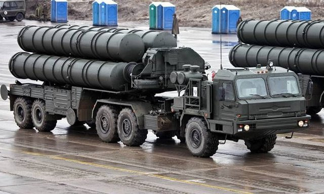 Việc sản xuất S-400 đã được mở rộng nhanh chóng vào cuối những năm 2010, hiện Nga cung cấp nhiều tiểu đoàn mỗi năm để đáp ứng các đơn đặt hàng của Ấn Độ, đồng thời giao hàng cho các lực lượng trong nước và Belarus.