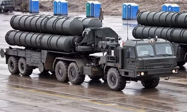 Việc sản xuất S-400 đã được mở rộng nhanh chóng vào cuối những năm 2010, hiện Nga cung cấp nhiều tiểu đoàn mỗi năm để đáp ứng các đơn đặt hàng của Ấn Độ, đồng thời giao hàng cho các lực lượng trong nước và Belarus.